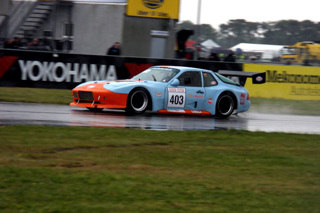 Også i regnvejr kan Andreas få den voldsomme Porsche rundt på banen i Padborg
(Foto: Keld Dohm)